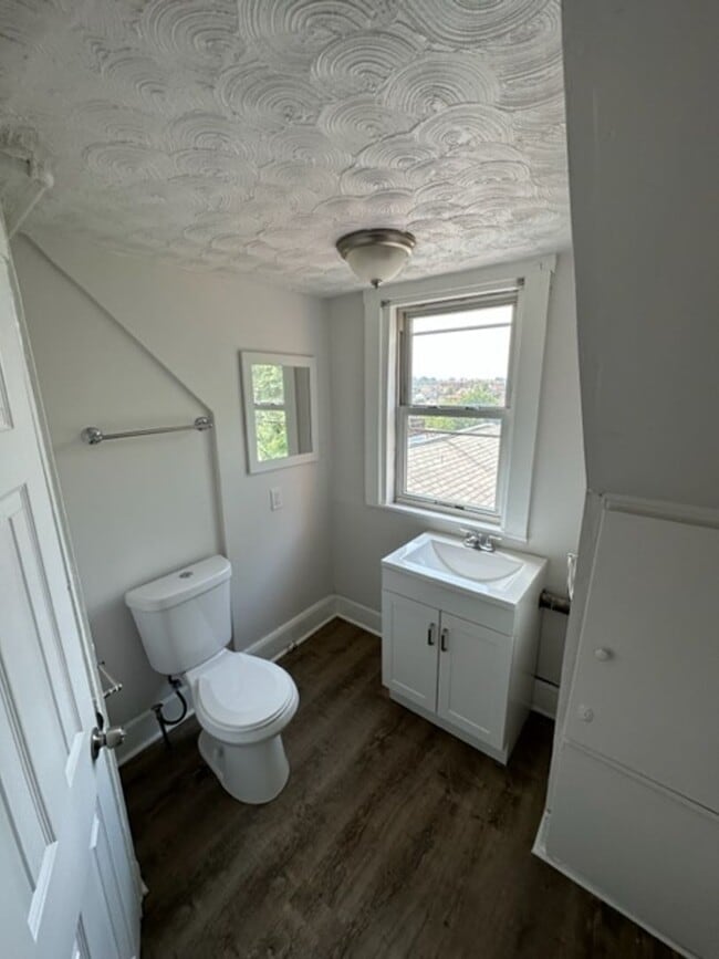 Building Photo - 753 Rossmore Ave