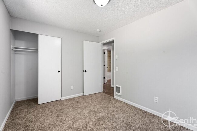 Building Photo - 8805 NE 90th Ave