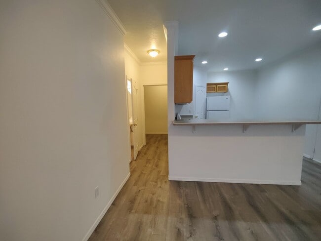 Building Photo - Spacious 3 bedroom 2.5 Bath Townhouse with...