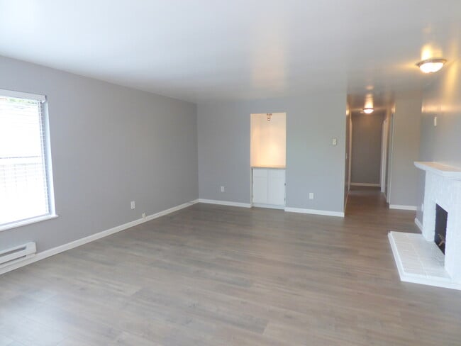 Building Photo - Charming West Seattle Rambler in the Priva...