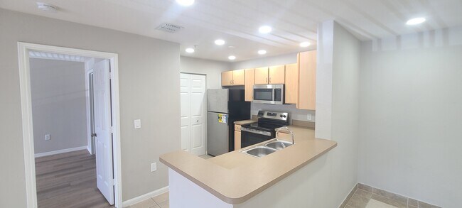 Building Photo - 940 Village Trail