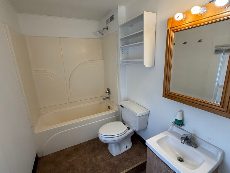 Building Photo - 215 E Bloomington St