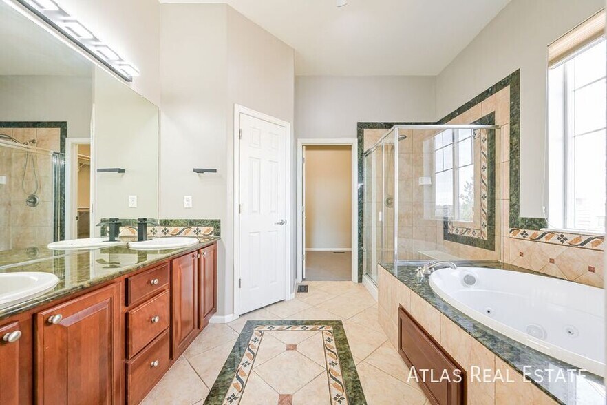 Building Photo - 6242 S Oak Hill Ct