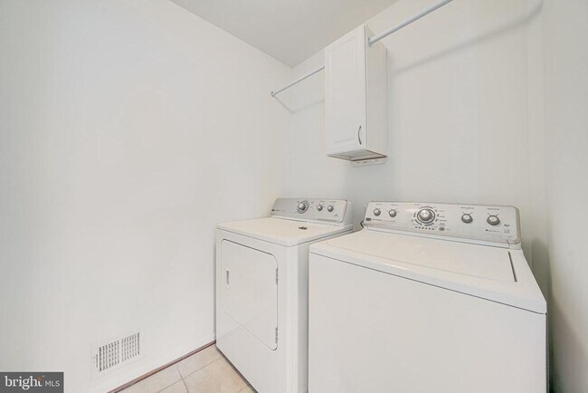 Building Photo - 15000 Gossom Manor Pl