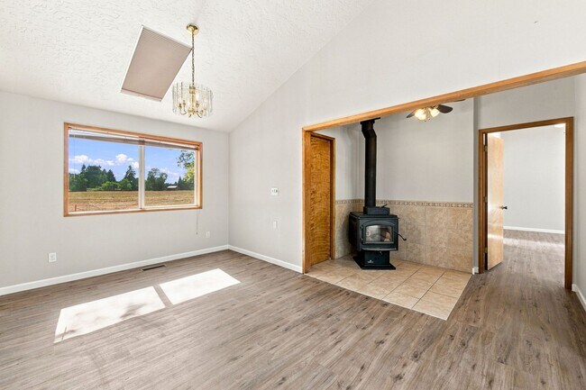 Building Photo - 39601 Santiam Bluffs Rd NE