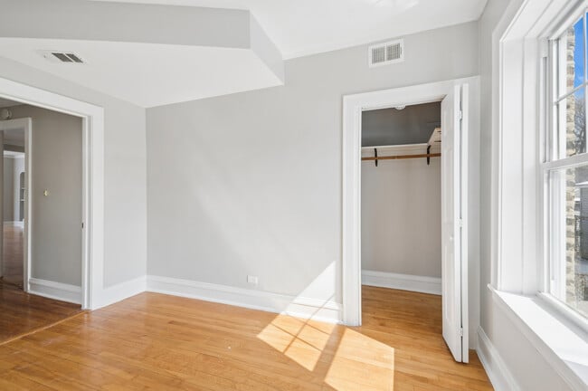 Building Photo - 4945 N Kilpatrick Ave