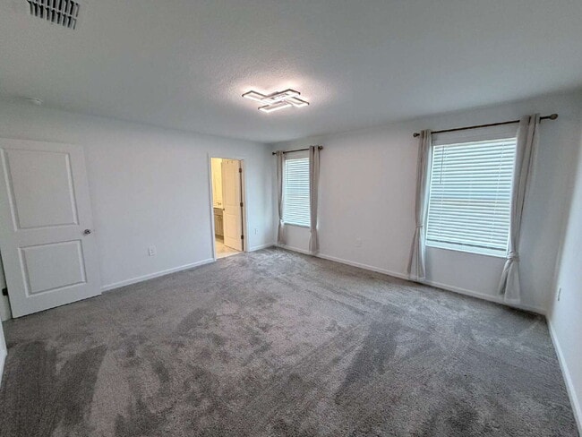 Building Photo - Available for Rent 5 spacious bedrooms and 2.5 bathrooms