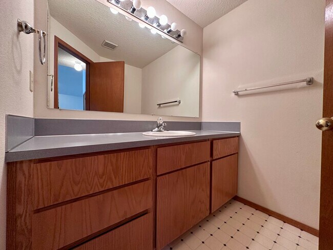 Building Photo - Bethany’s Deerfield Neighborhood – Spacious 3-Bedroom Home! | MOVE IN SPECIAL