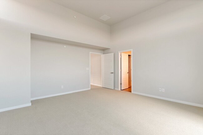Building Photo - 549 Canary Ln