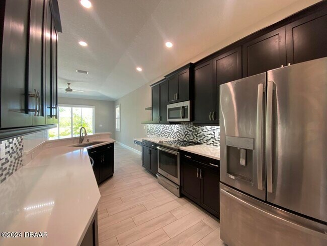 Building Photo - 272 Catriona Dr