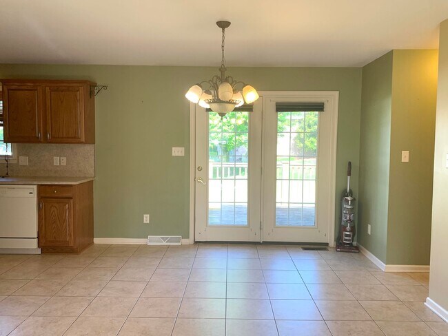 Building Photo - Lovely single family, brick rancher home with 3 beds/2.5 baths!!