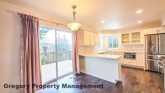 Building Photo - Light and Bright Home in the Desirable Upland View Neighborhood