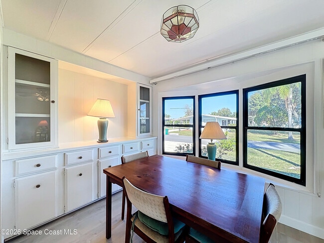 Building Photo - 909 Sequoia St