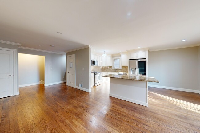 Building Photo - 59B Bleecker St
