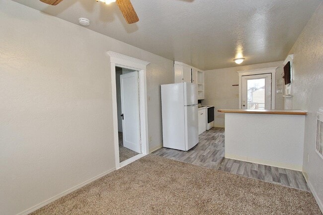 Building Photo - 815 E 1st St