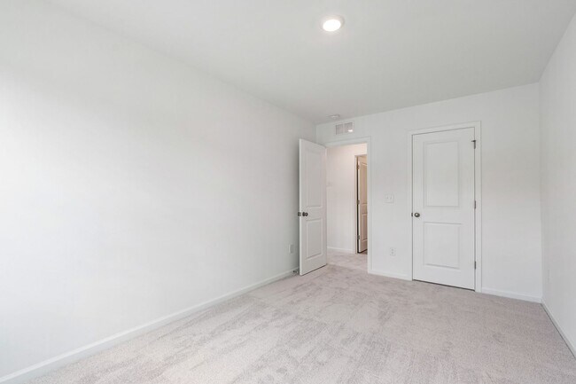 Building Photo - Spacious End-Unit 3-Bedroom Townhome in Pr...