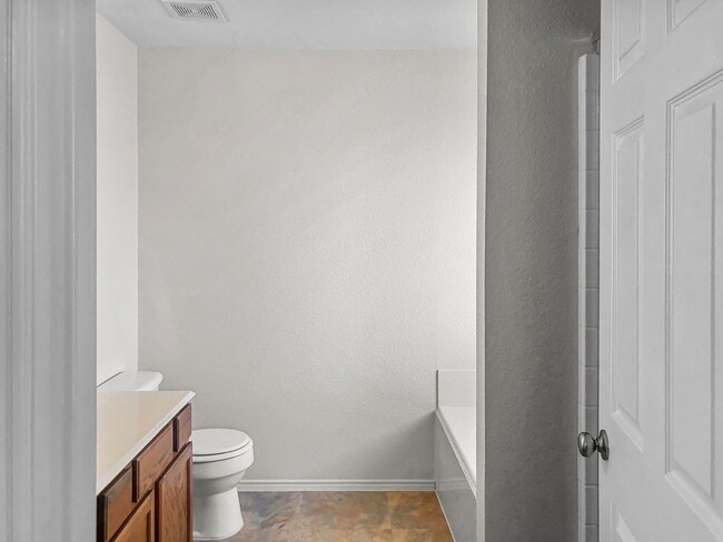 Building Photo - Spacious 1 Story Home!