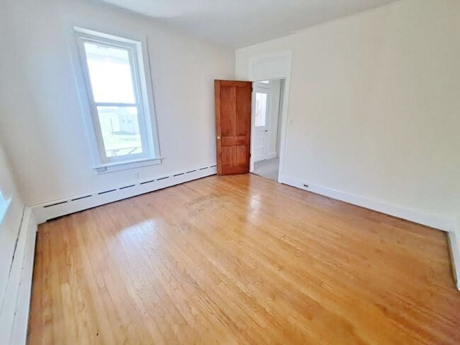 Building Photo - 3 Bed / 1-1/2 Bath Single Family w/2 Car G...