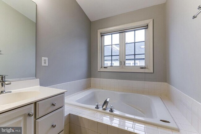 Building Photo - 953 Harrison Cir