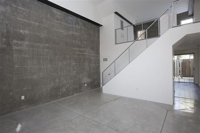 Building Photo - 5-Story UNIQUE Industrial Townhome - 3BD/4BA - w/ Open Floor Plan, Lots of Natural Light! - Secur...