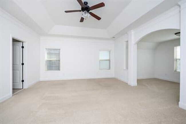 Building Photo - Stunning 4/3 Available Now!