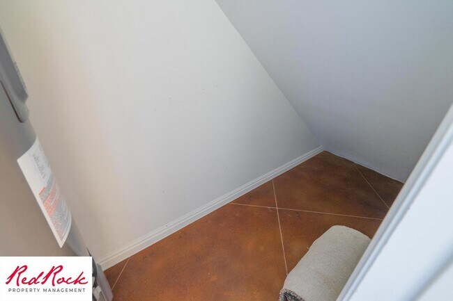 Building Photo - DOG-FRIENDLY 3 Bedroom Townhome with INTERNET INCLUDED!