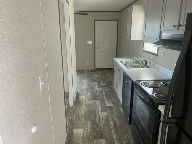 Building Photo - 1250 Lakeview Dr