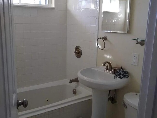 Building Photo - 852 Hadley Rd