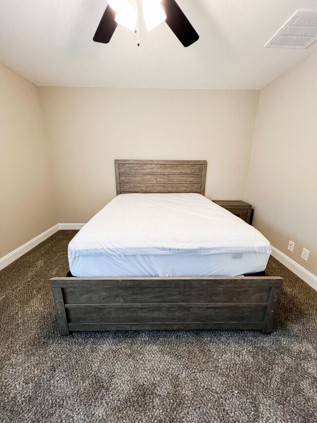 Building Photo - Move-In Specials Available! Beautiful Sing...