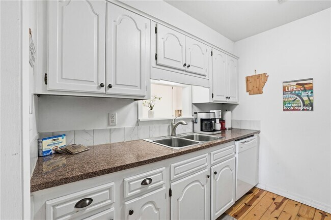 Building Photo - 10 Dogwood Dr