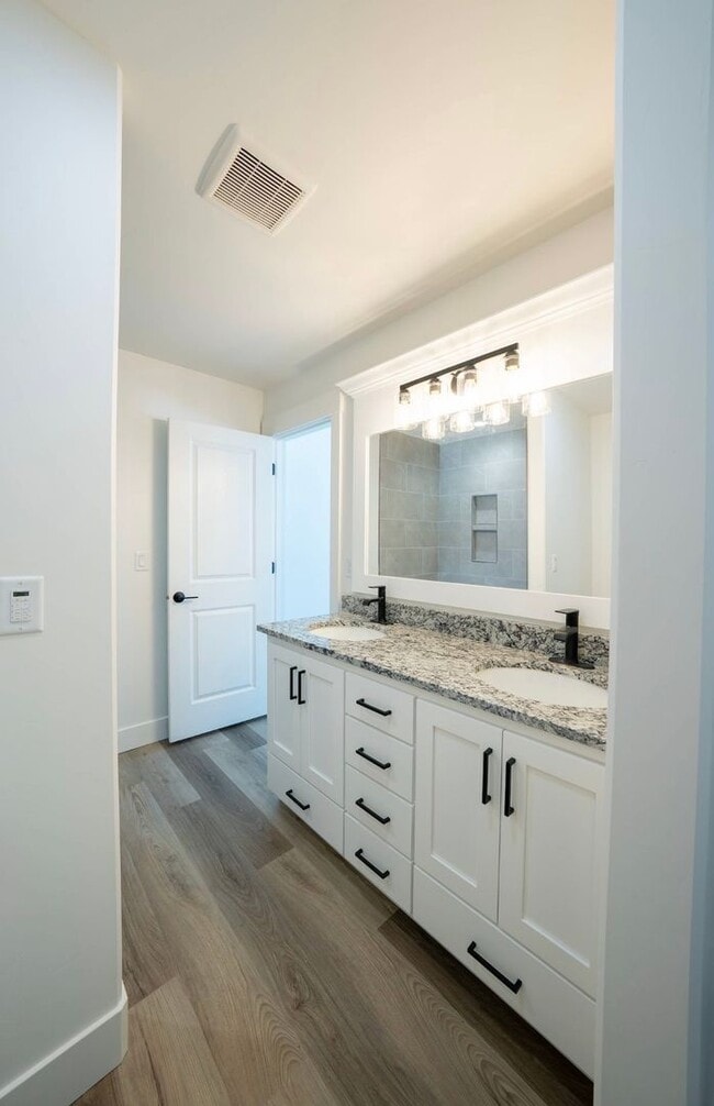 Building Photo - 505 Jeanine Dr