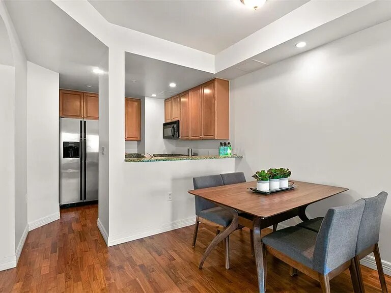 Building Photo - 975 Lincoln St