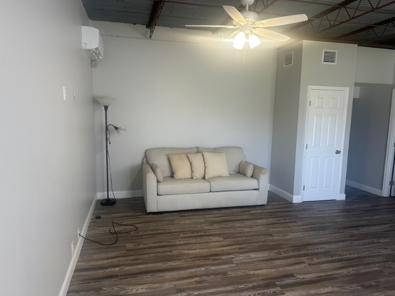 Building Photo - 2580 NE Indian River Dr
