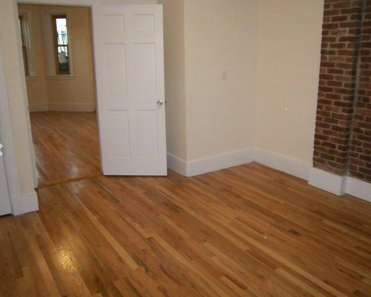 Building Photo - 214 Hemenway St