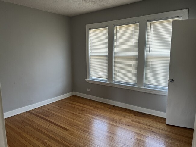 Building Photo - 1240 W 90th St