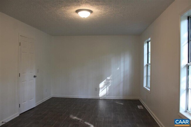 Building Photo - 2Bed/1 Bath Rental Lake Monticello