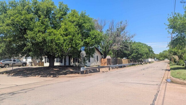 Building Photo - 1400 34th St