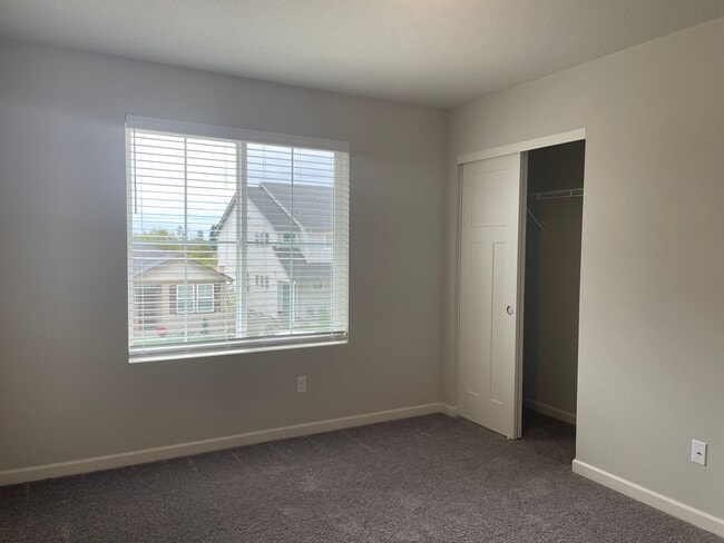 Building Photo - 4 Bed 2.5 Bath Home! Located near the Ridgefield Outdoor Recreation Center, equestrian facilities...