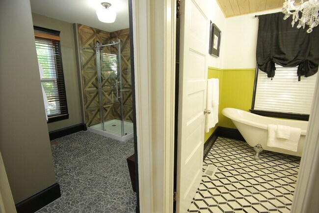 Building Photo - Amazing 5BD/3BA House in Uptown! New kitch...