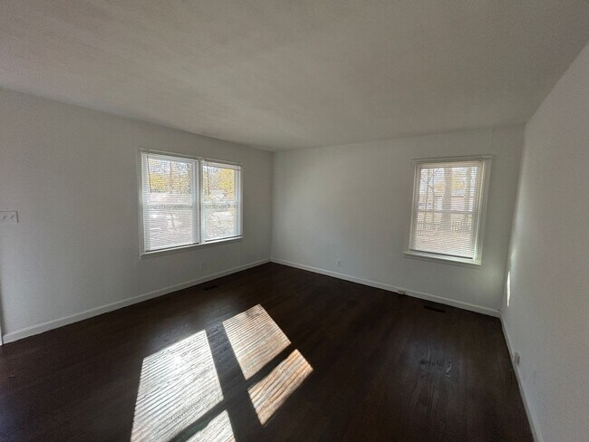 Building Photo - 4296 Pineview Dr