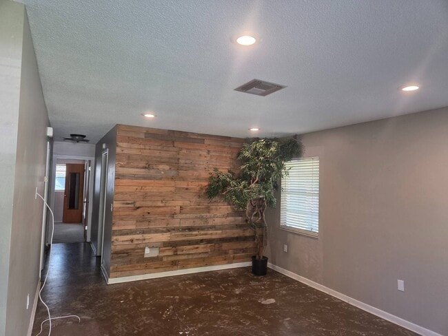 Building Photo - 203 Longview Rd