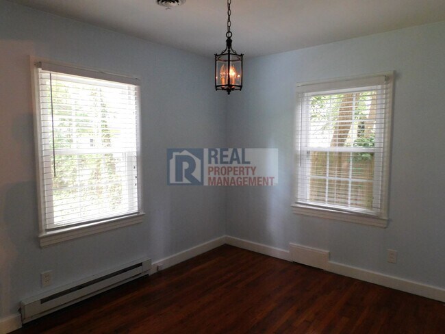 Building Photo - Irving Park Cottage 3BR/1.5BA w/1-Car Gara...