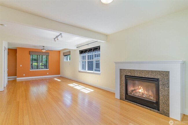 Building Photo - 2Bd/2.5Ba Issaquah Home