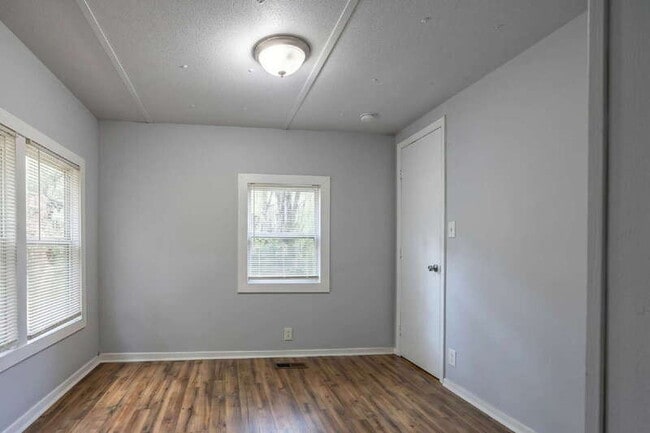 Building Photo - 122 Collins Rd