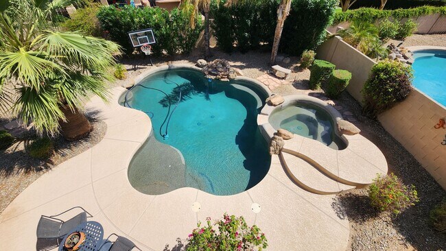Building Photo - 4 Bedroom Home in the Sun Grooves Communit...