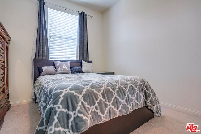 Building Photo - 20619 Oakglen Ln