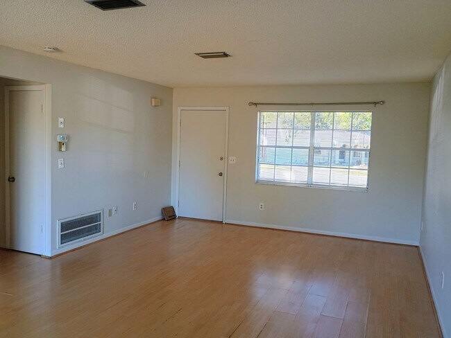 Building Photo - 2 bed 2 bath house for rent