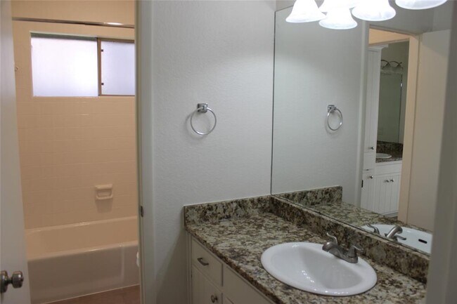 Building Photo - 215 Stowaway Cove