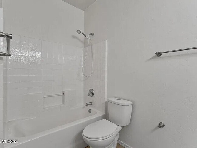 Building Photo - Spacious 3BR House in Sahuarita with Pool!