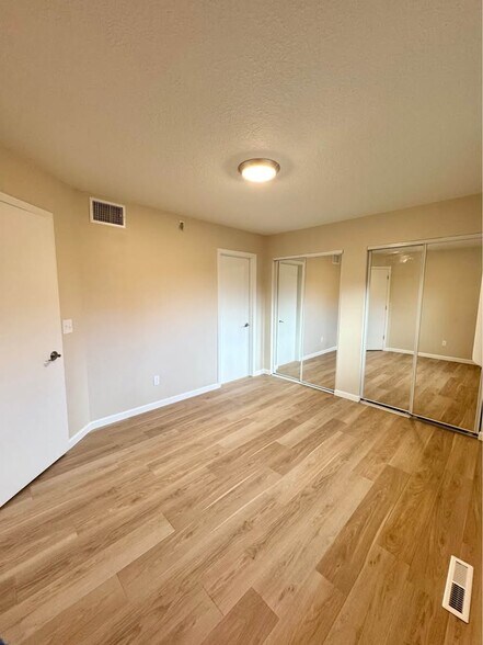 Building Photo - 1084 Hummingbird Ln